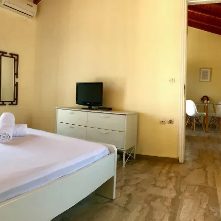 Wooden Ceiling - Close To City Center Apartment *